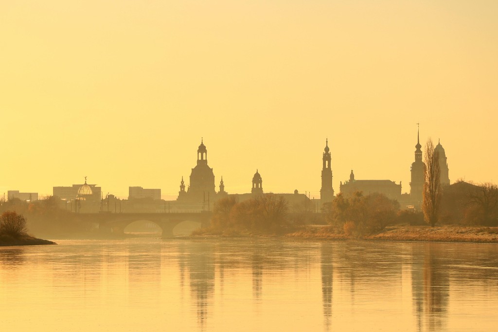 Dresden-Skyline bei Sonnenaufgang über der Elbe