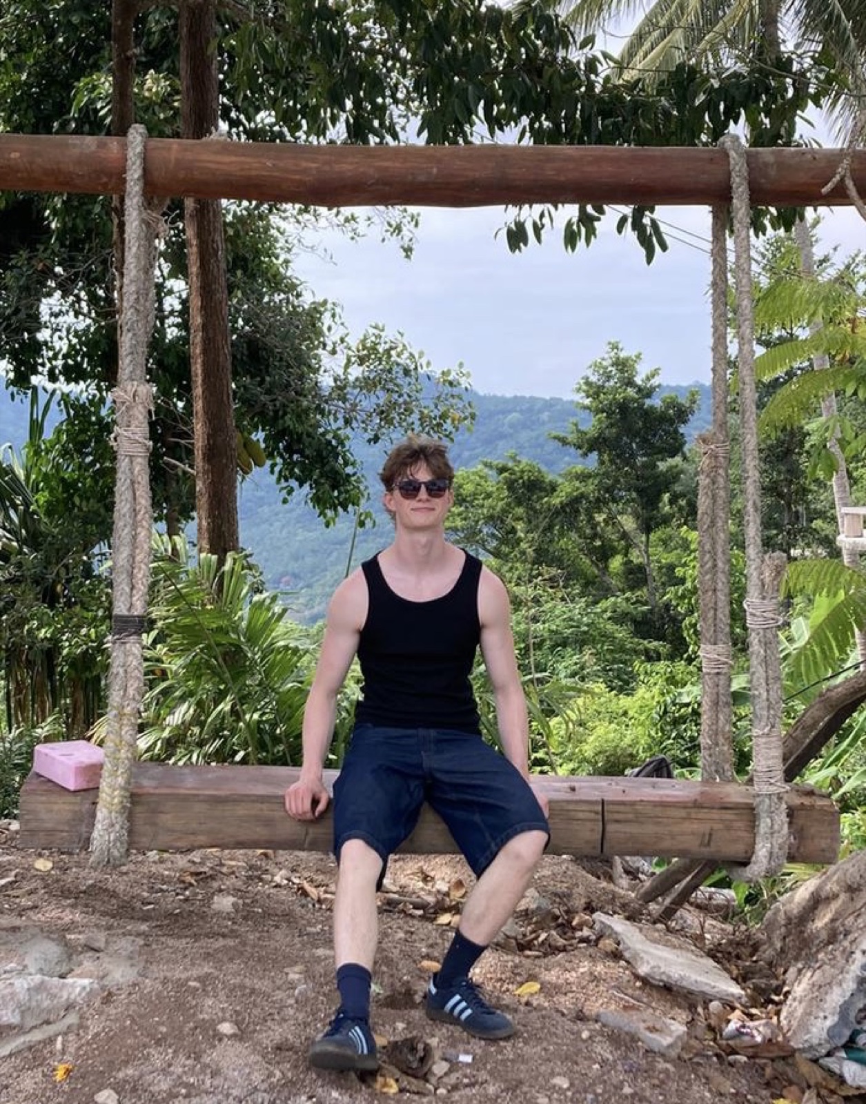 Hans Böhm von HBJP Webdesign auf einer Holzschaukel im Urlaub
